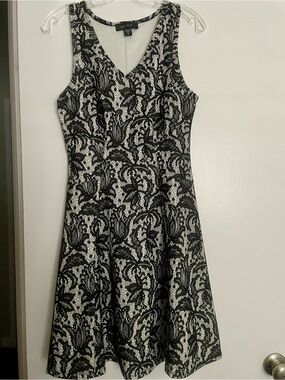 Karen Kane Black and White Lace-Effect V-Neck Flare Midi Dress Medium